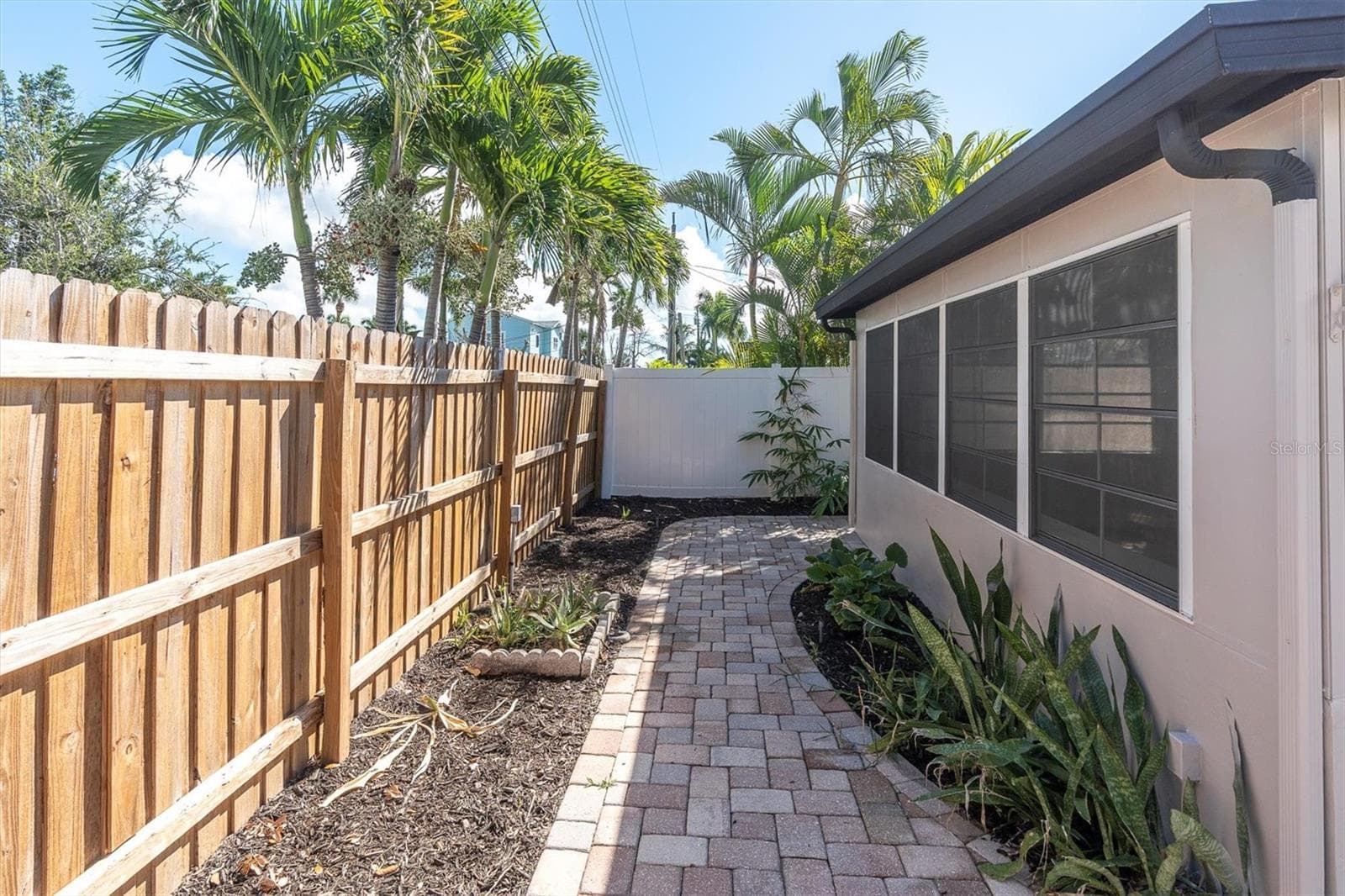 Side Yard - 197 LIDO DR, ST PETE BEACH