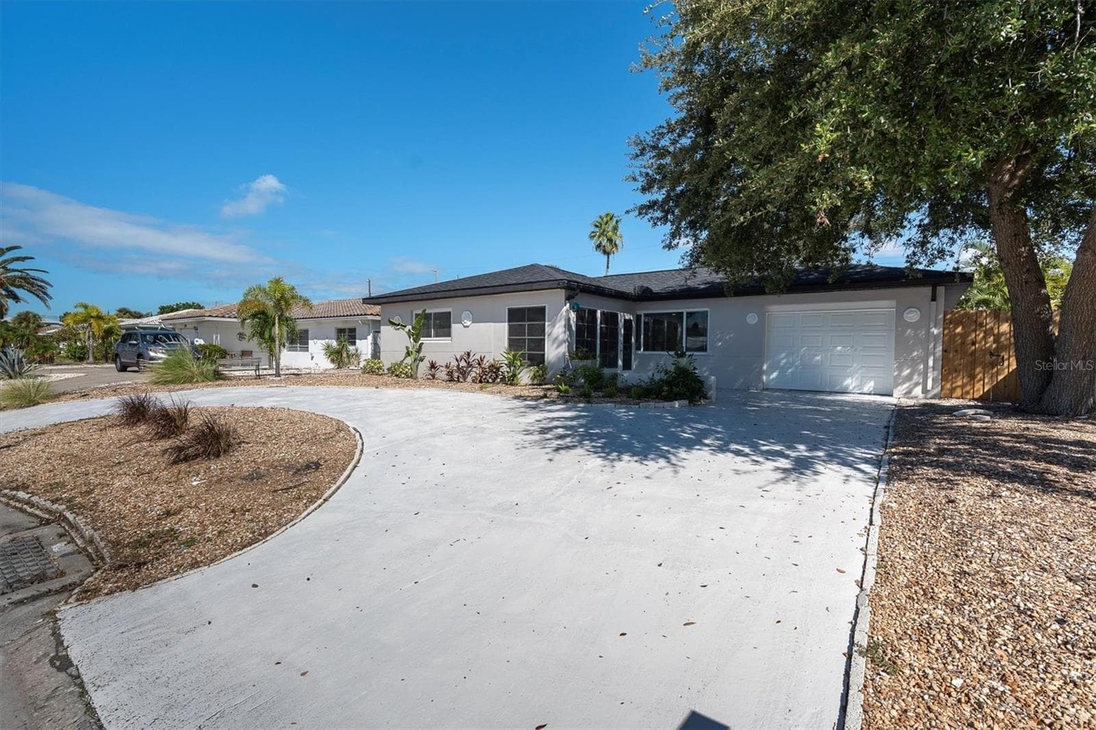 Beautiful Coastal Landscaping - 197 LIDO DR, ST PETE BEACH