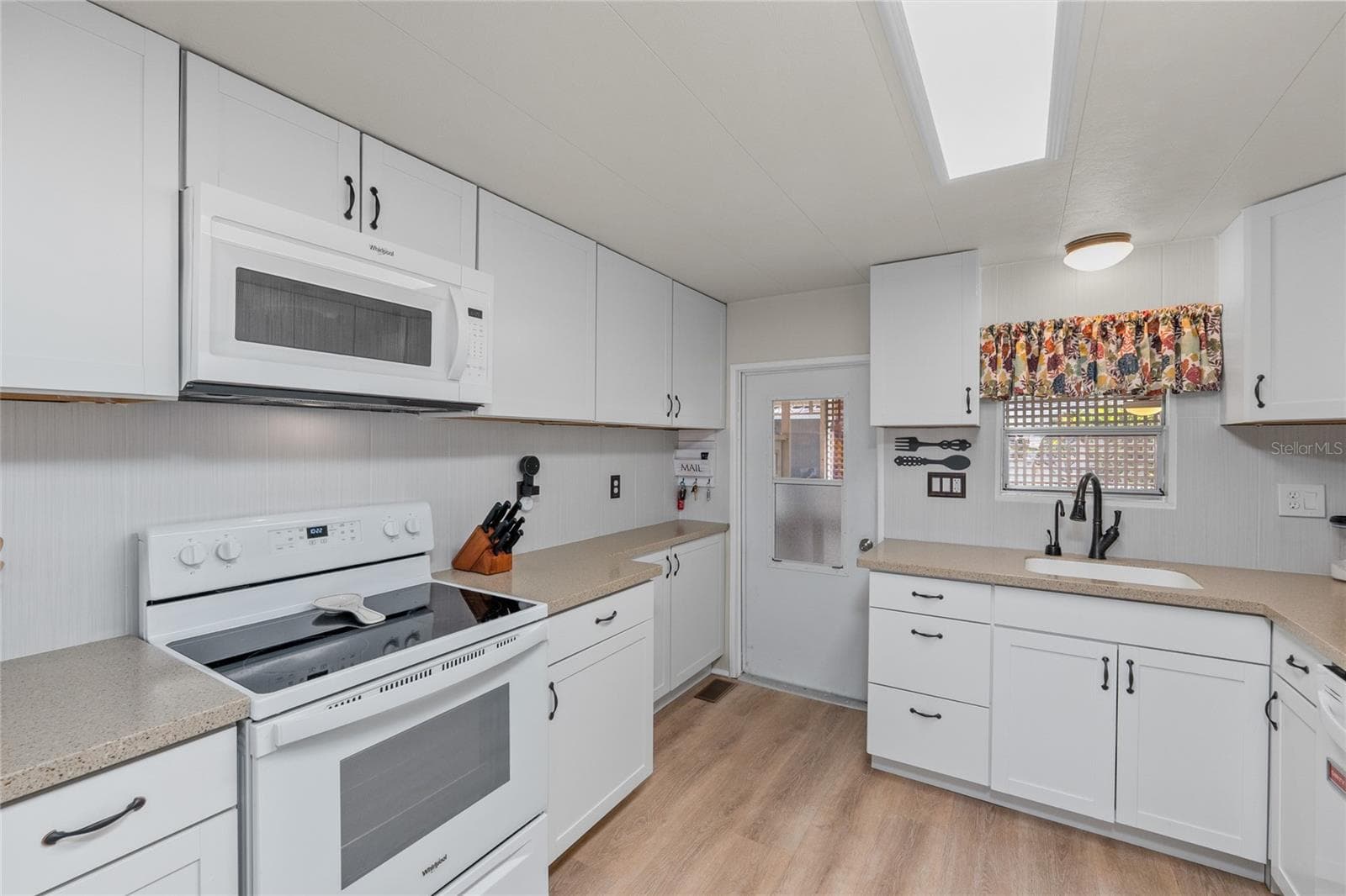This Kitchen has all updated Whirlpool appliances - 288 SALEM AVE #3, PALM HARBOR