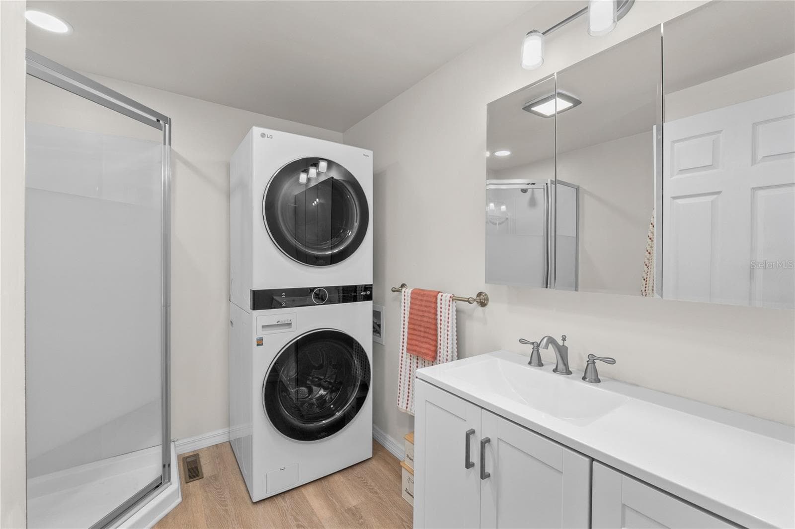 UPDATED PRIMARY BATH WITH NEW VANITY & MODERN FINISHES - 288 SALEM AVE #3, PALM HARBOR