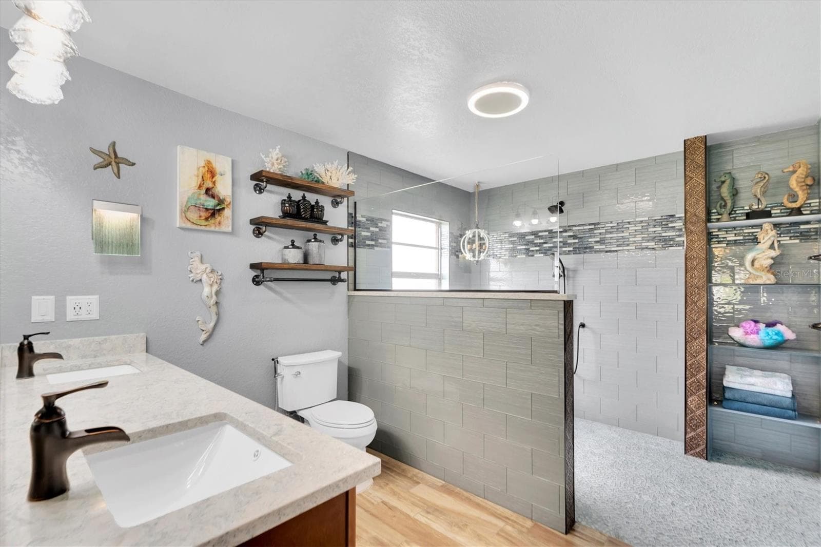 En-suite bath features double-sinks and walk-in shower - 301 THORN HILL PL, SUN CITY CENTER