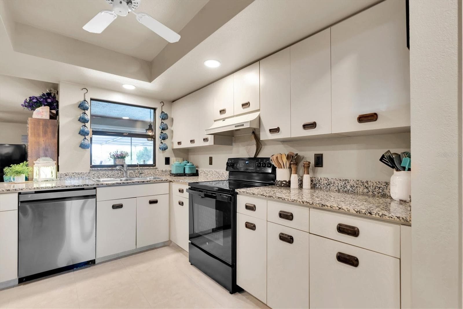 Kitchen with plenty of cabinets and pantry - 301 THORN HILL PL, SUN CITY CENTER