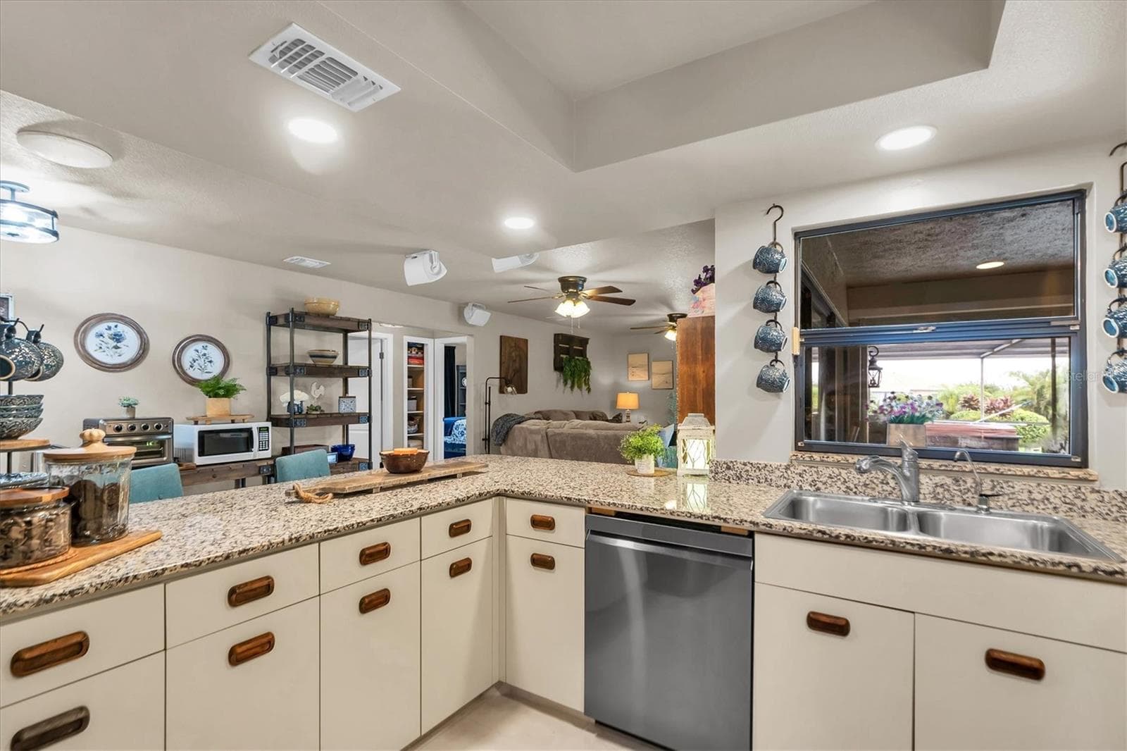 Beautiful granite counters - 301 THORN HILL PL, SUN CITY CENTER