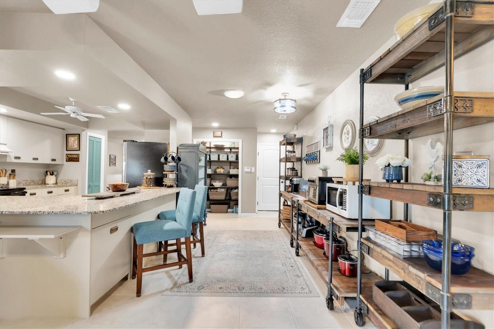 Coffee bar across from the kitchen and breakfast bar - 301 THORN HILL PL, SUN CITY CENTER