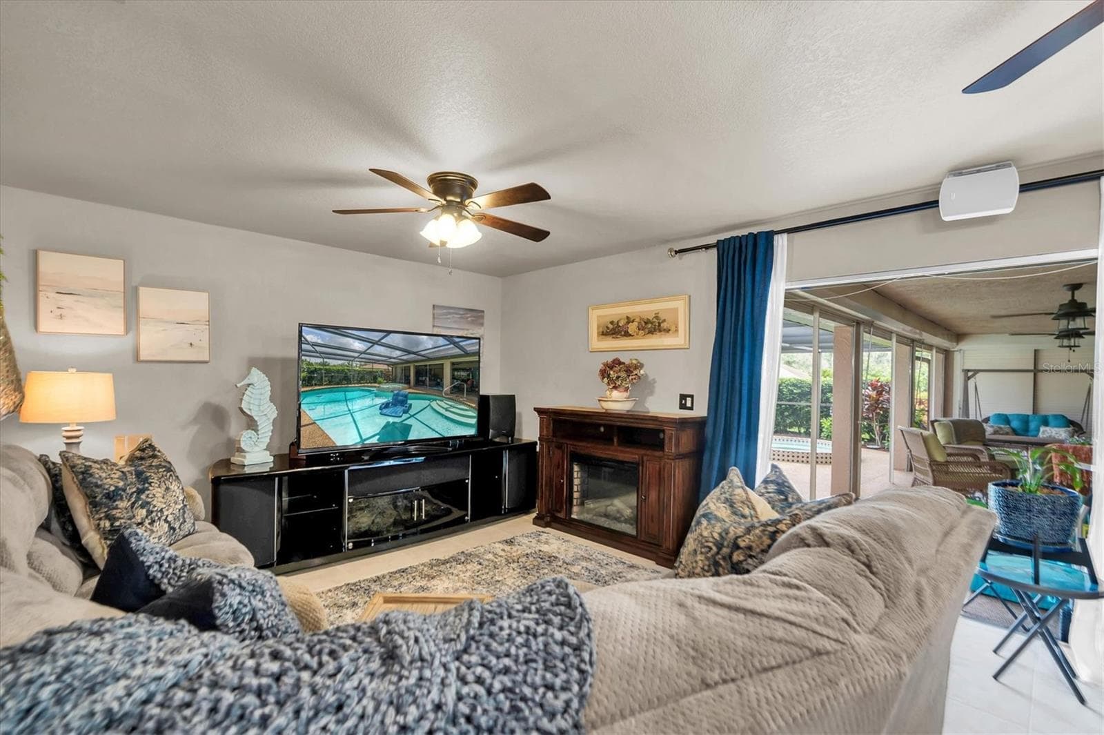 Pocket sliders off the family room open to the covered lanai - 301 THORN HILL PL, SUN CITY CENTER