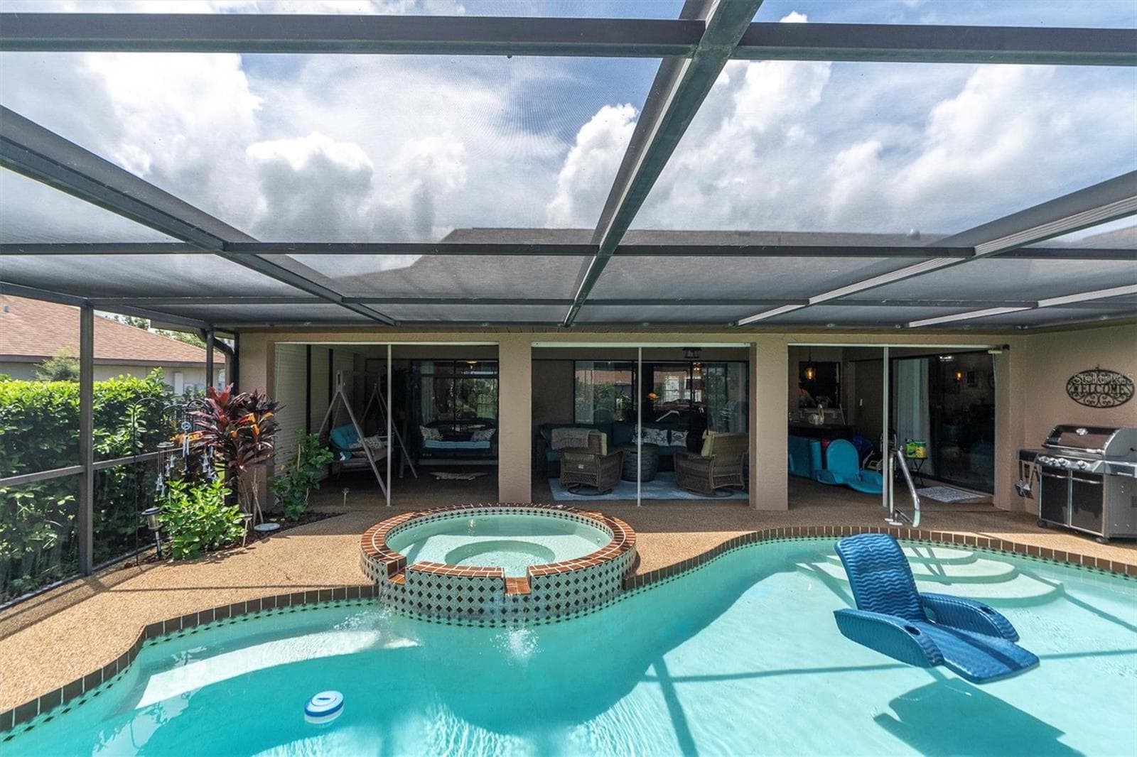Enjoy the sun or the shade in your outdoor oasis!! - 301 THORN HILL PL, SUN CITY CENTER