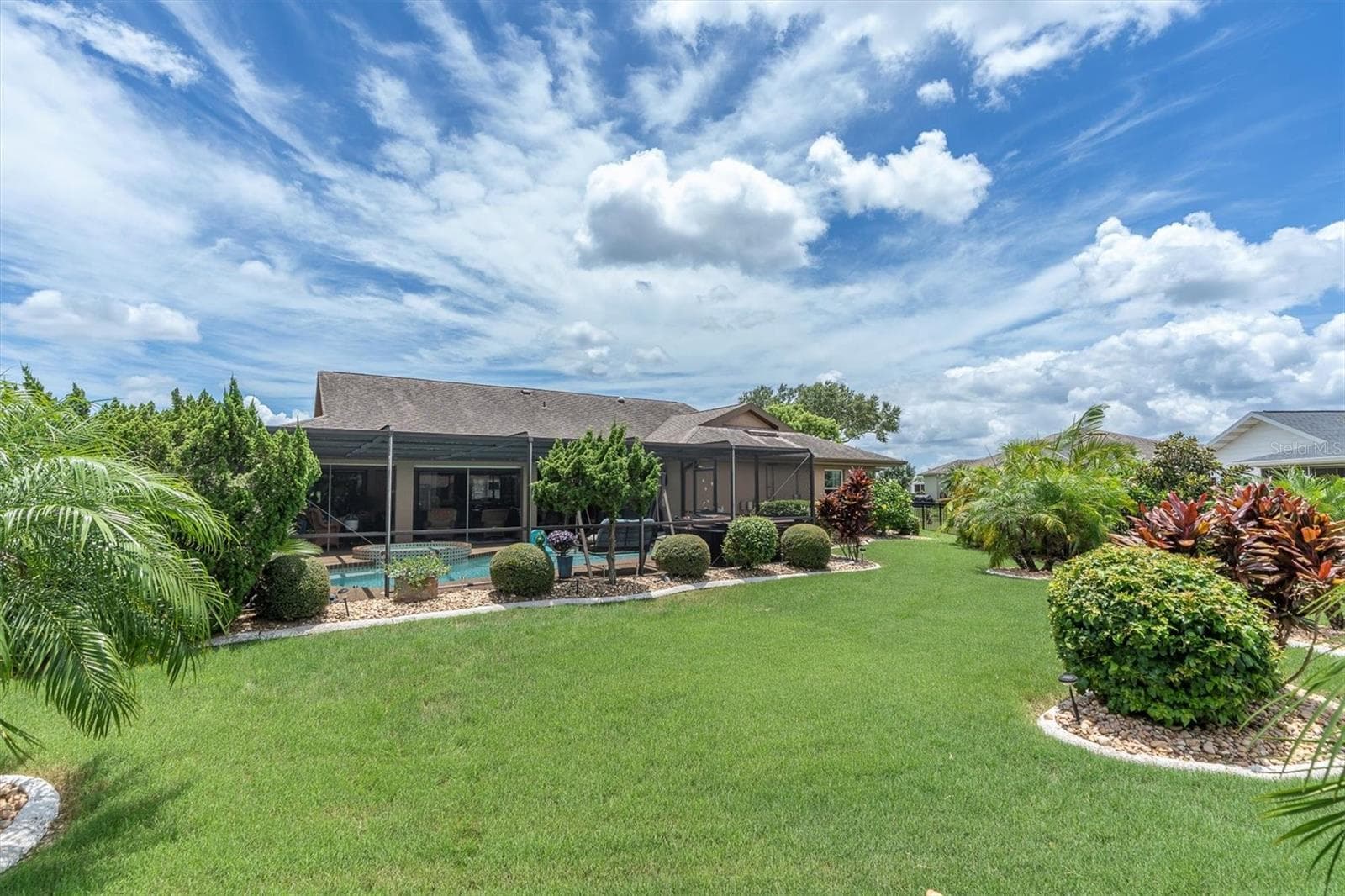 Beautifully landscaped yard - 301 THORN HILL PL, SUN CITY CENTER