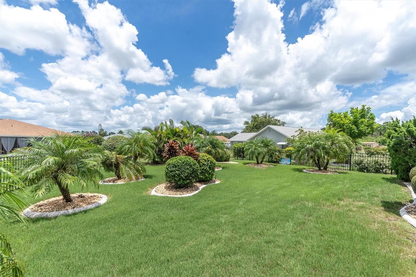 Lush landscaping - 301 THORN HILL PL, SUN CITY CENTER