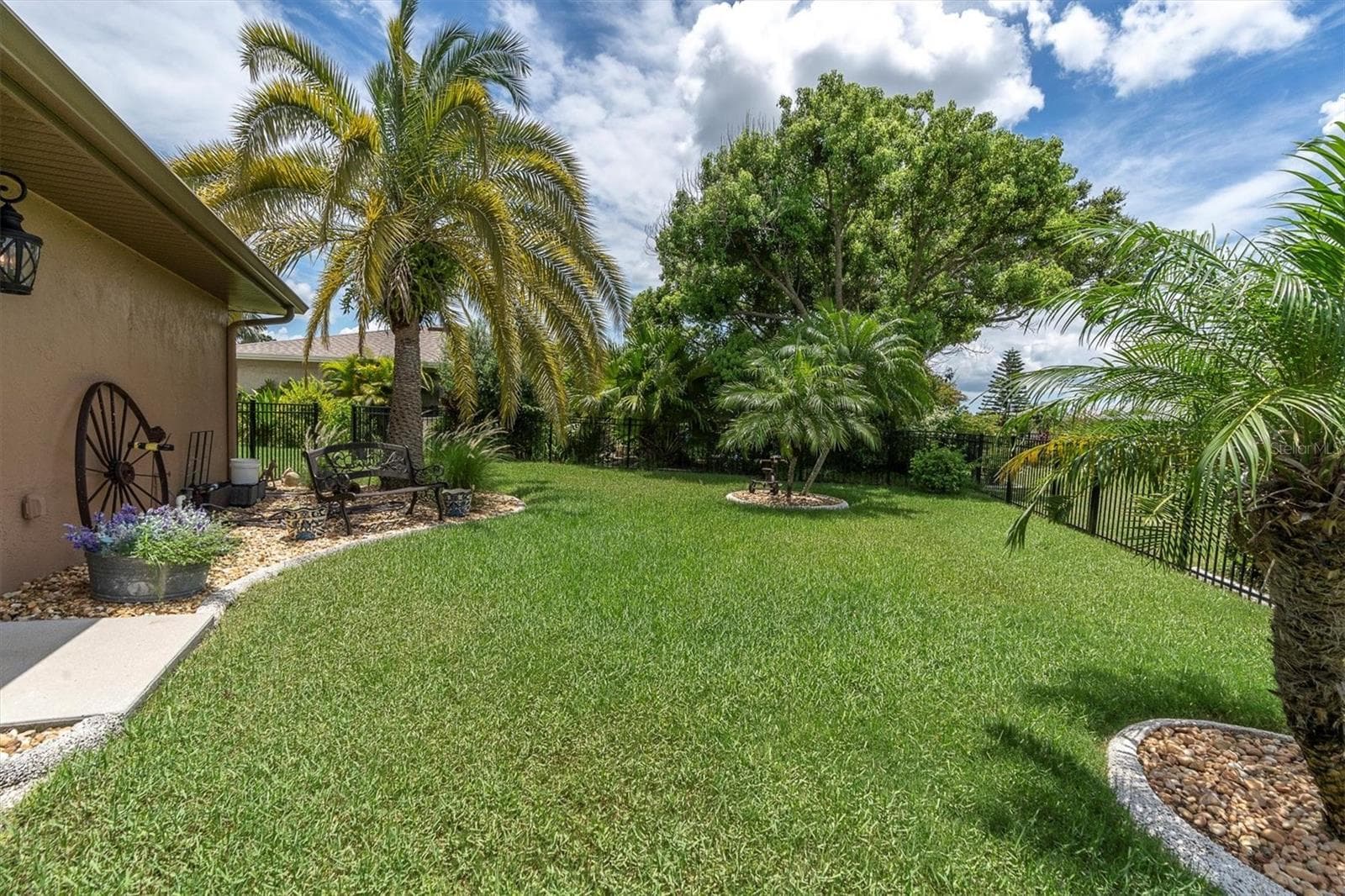 Lush landscaping - 301 THORN HILL PL, SUN CITY CENTER