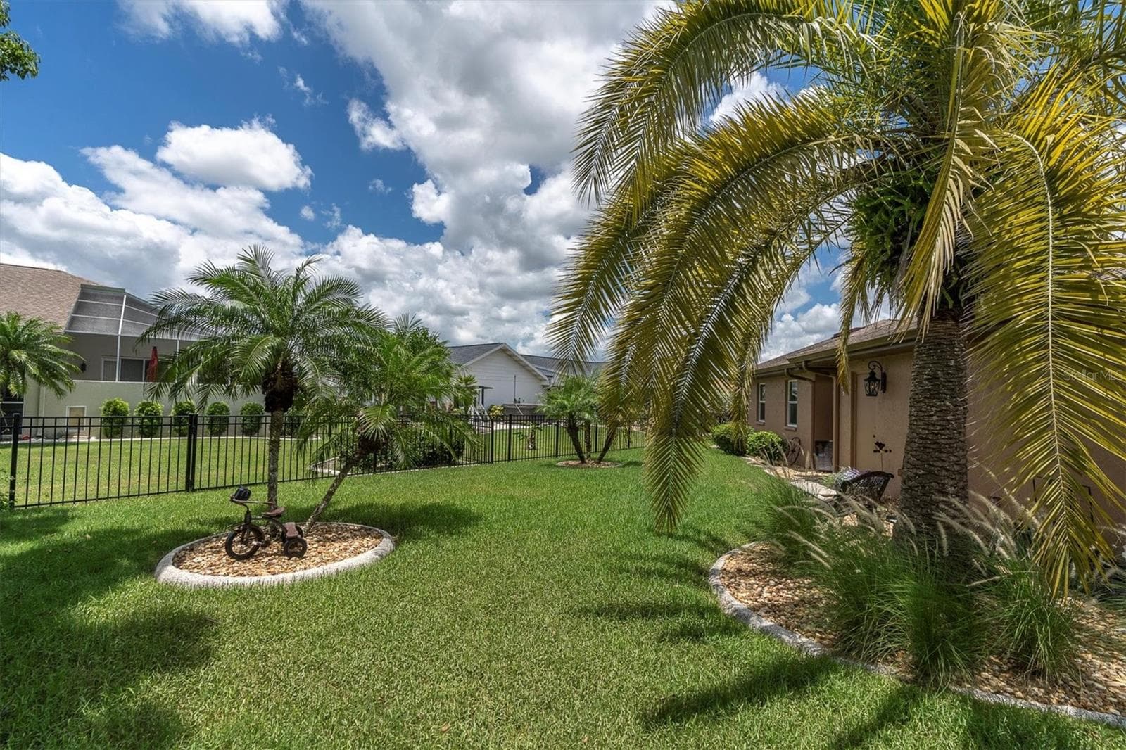 Lush landscaping - 301 THORN HILL PL, SUN CITY CENTER