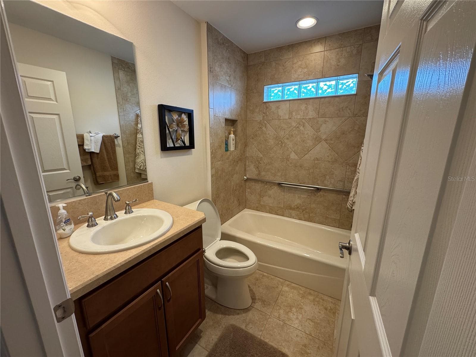 Guest Bathroom - 939 KOLLER CT, THE VILLAGES