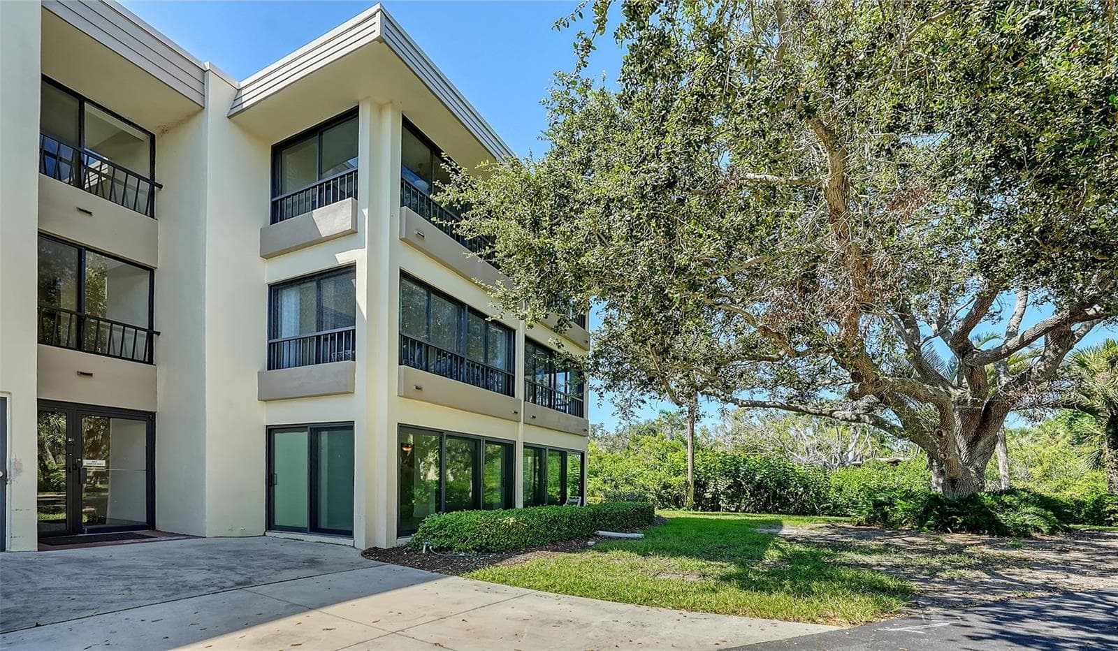 The east side of this unit. - 225 HOURGLASS WAY #103, SARASOTA