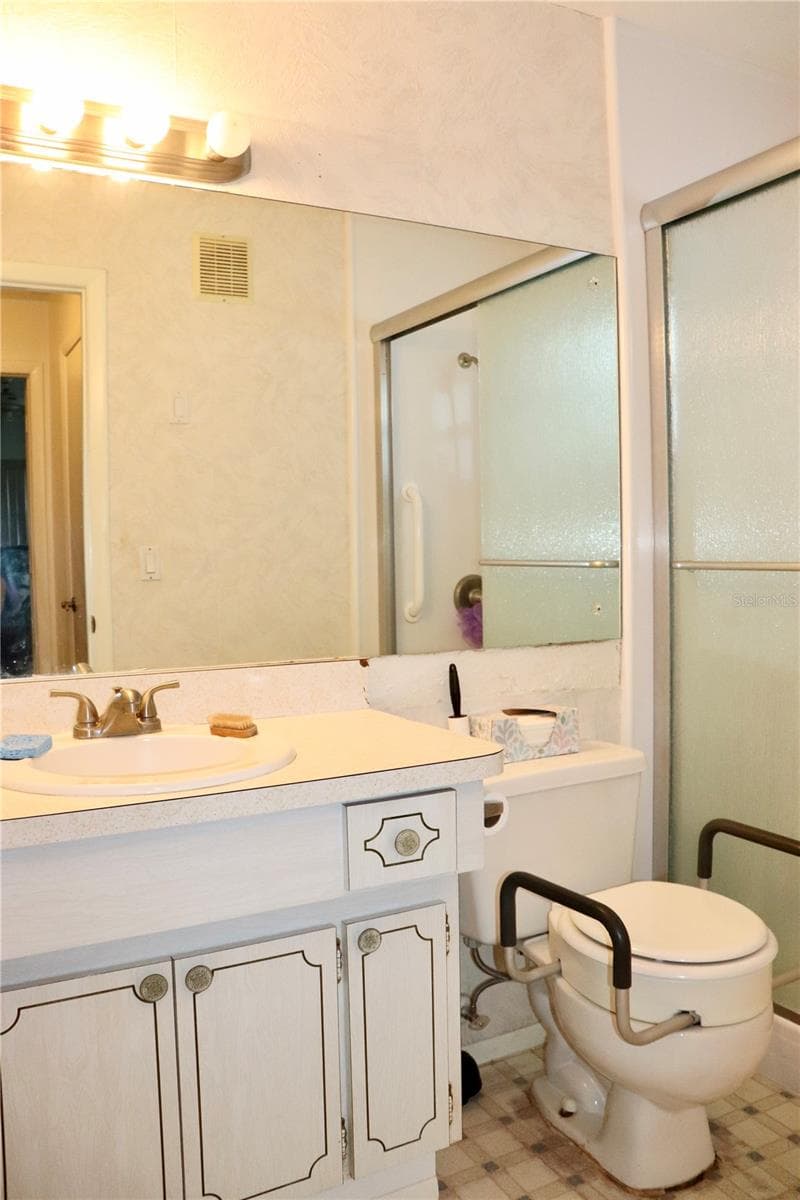 Full bath with step in shower - 6990 VERSAILLES N #6990, PINELLAS PARK
