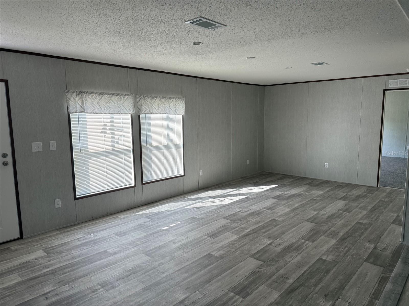 Manufactured Home at 1561 POE RD, LAKE WALES, photo 2 of 15
