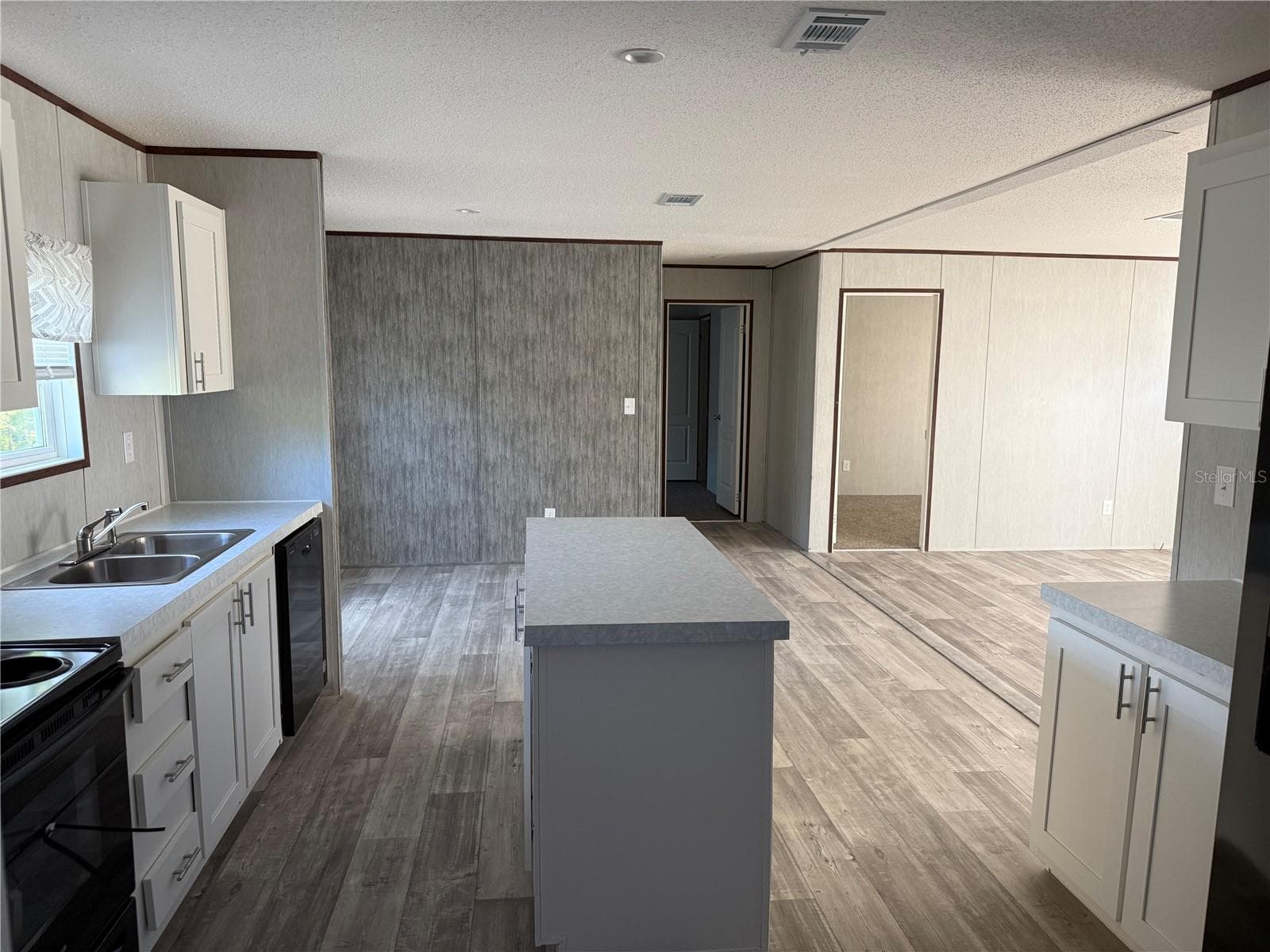 Manufactured Home at 1561 POE RD, LAKE WALES, photo 4 of 15