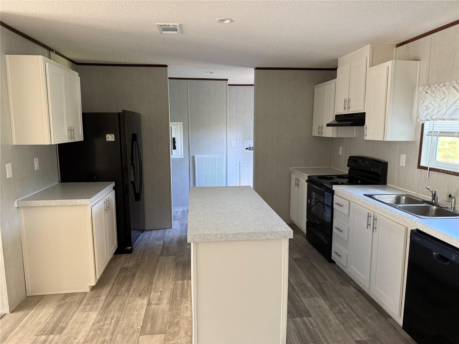 Manufactured Home at 1561 POE RD, LAKE WALES, photo 6 of 15