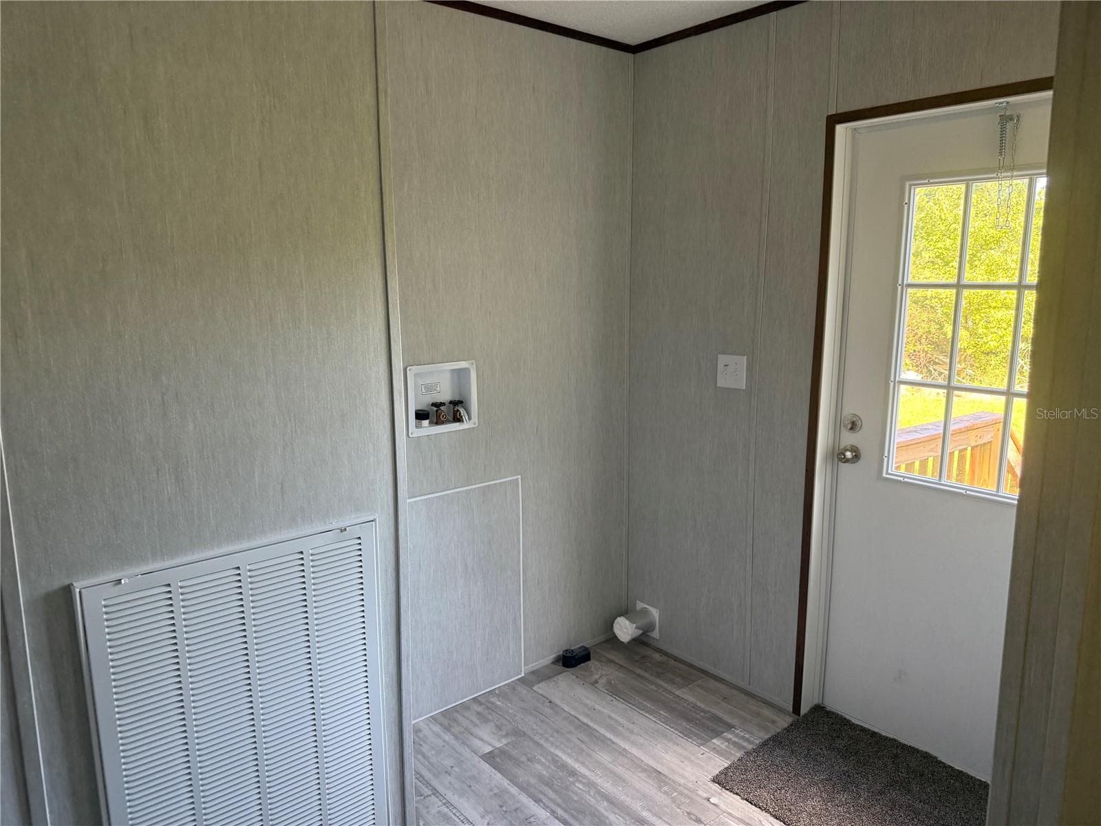 Manufactured Home at 1561 POE RD, LAKE WALES, photo 9 of 15
