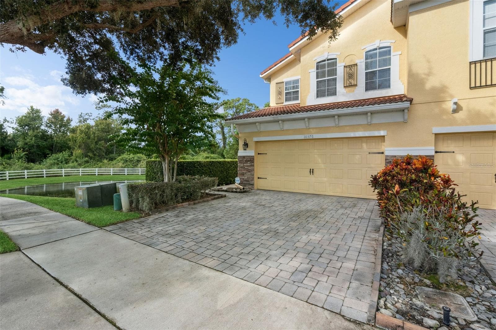 Townhouse at 10376 FALLSGROVE ST, ORLANDO, photo 2 of 38