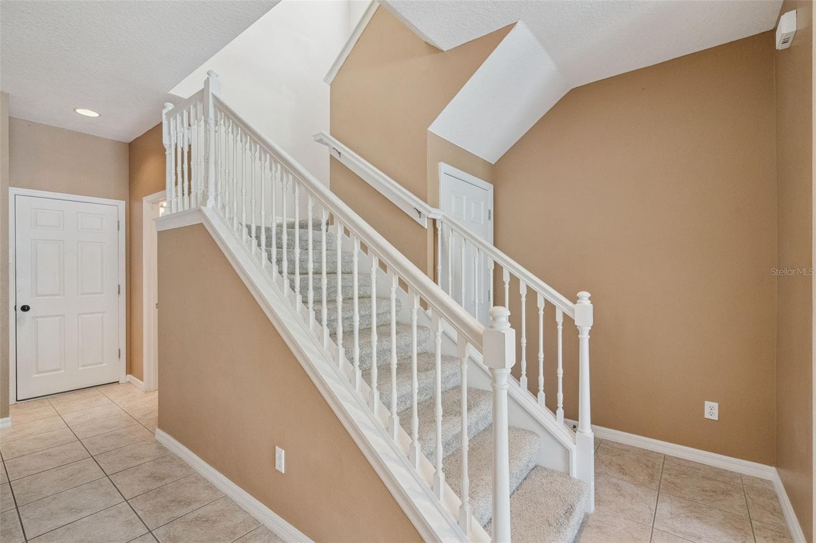 Townhouse at 10376 FALLSGROVE ST, ORLANDO, photo 6 of 38