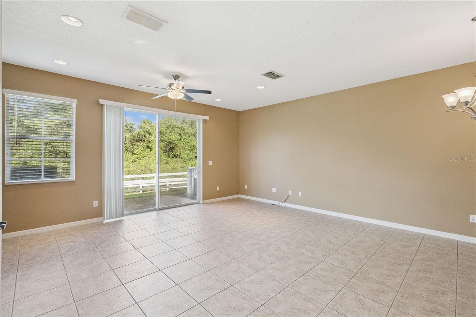 Townhouse at 10376 FALLSGROVE ST, ORLANDO, photo 7 of 38