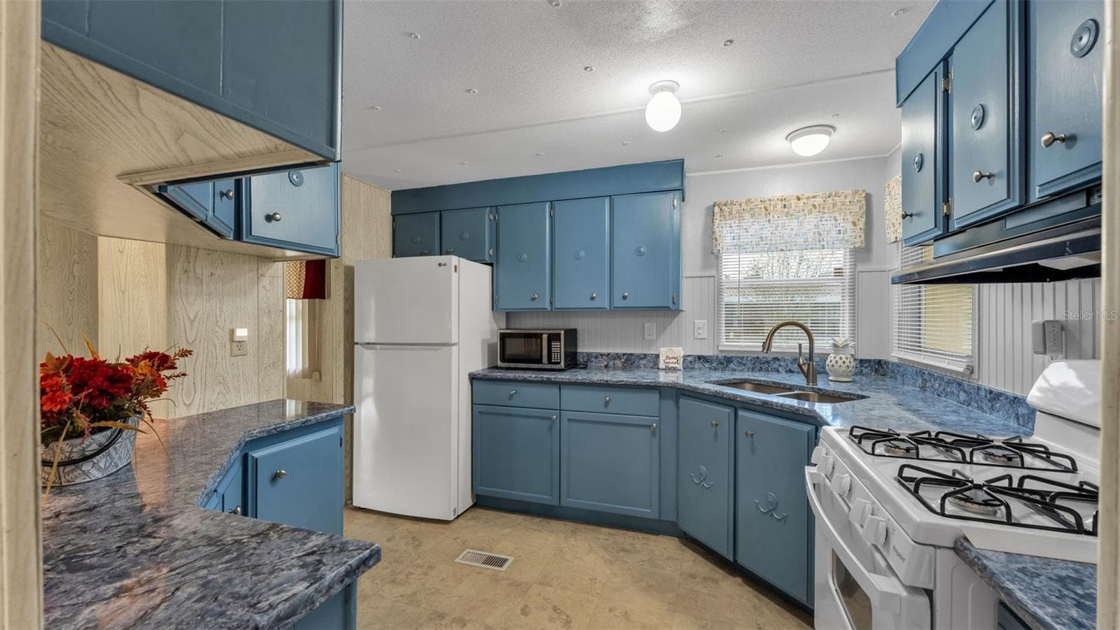 Manufactured Home at 203 JANET LN, LAKELAND, photo 12 of 31