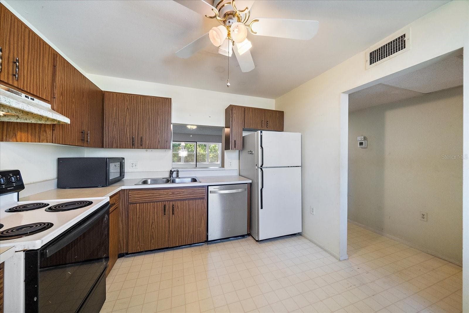 Kitchen - 182 PINENEEDLE DR, BRADENTON
