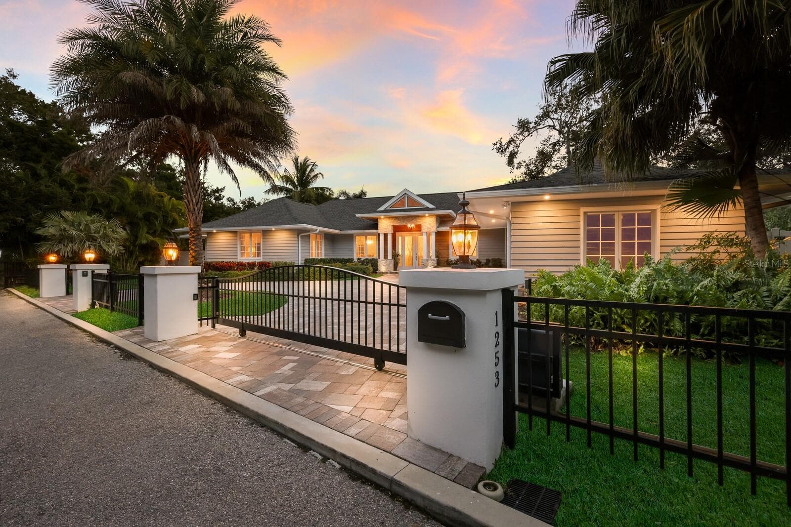1253 N BASIN LN