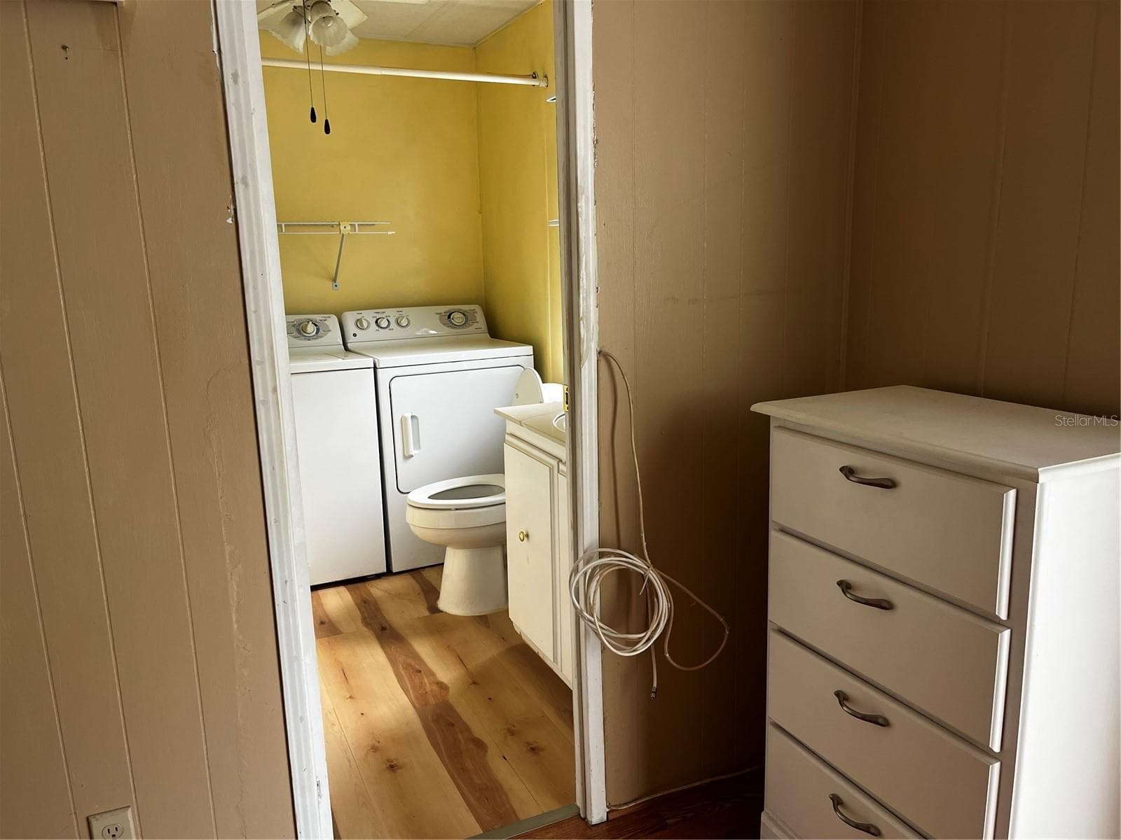 Laundry off primary bedroom - 212 PARADISE S, LEESBURG