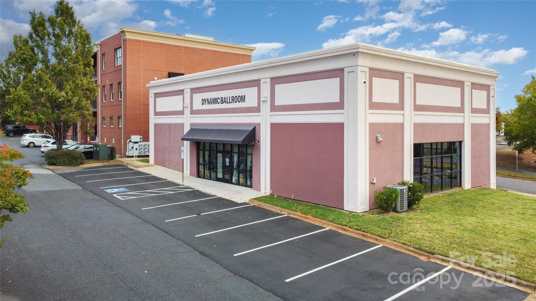 Free Standing Store at Cornelius, photo 2 of 12