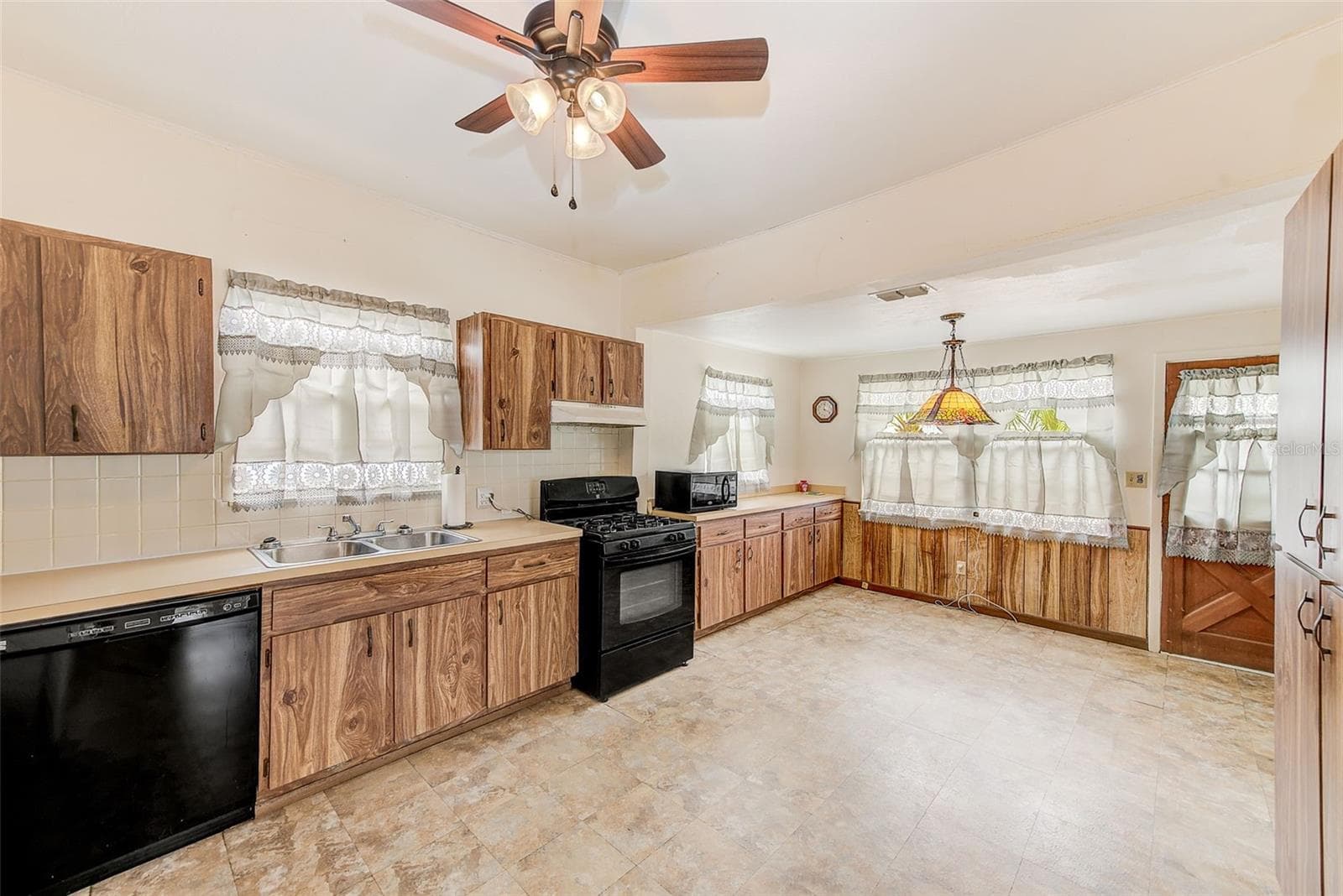 KITCHEN TO NOOK - 632 CROSS ST, TARPON SPRINGS