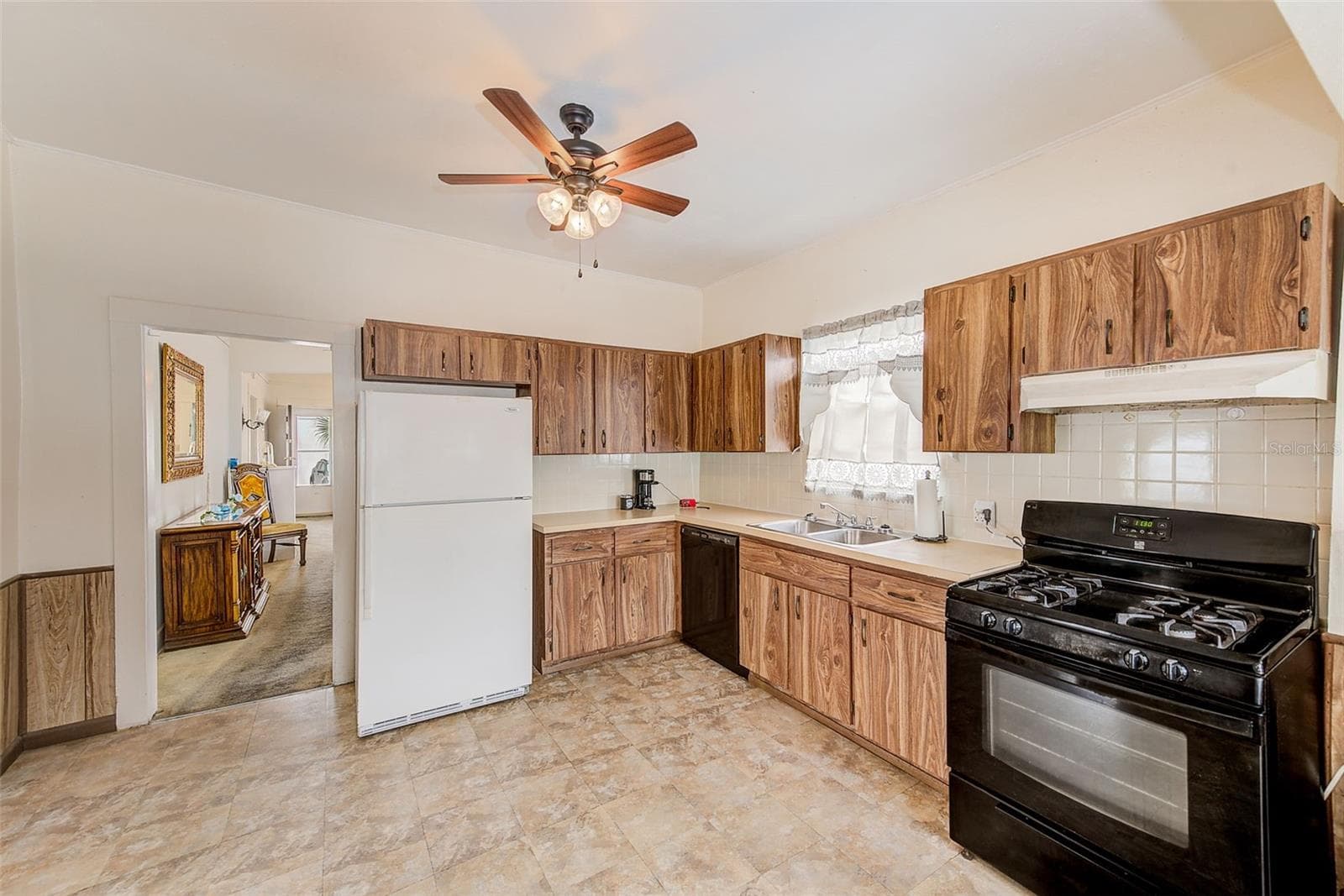 KITCHEN - 632 CROSS ST, TARPON SPRINGS