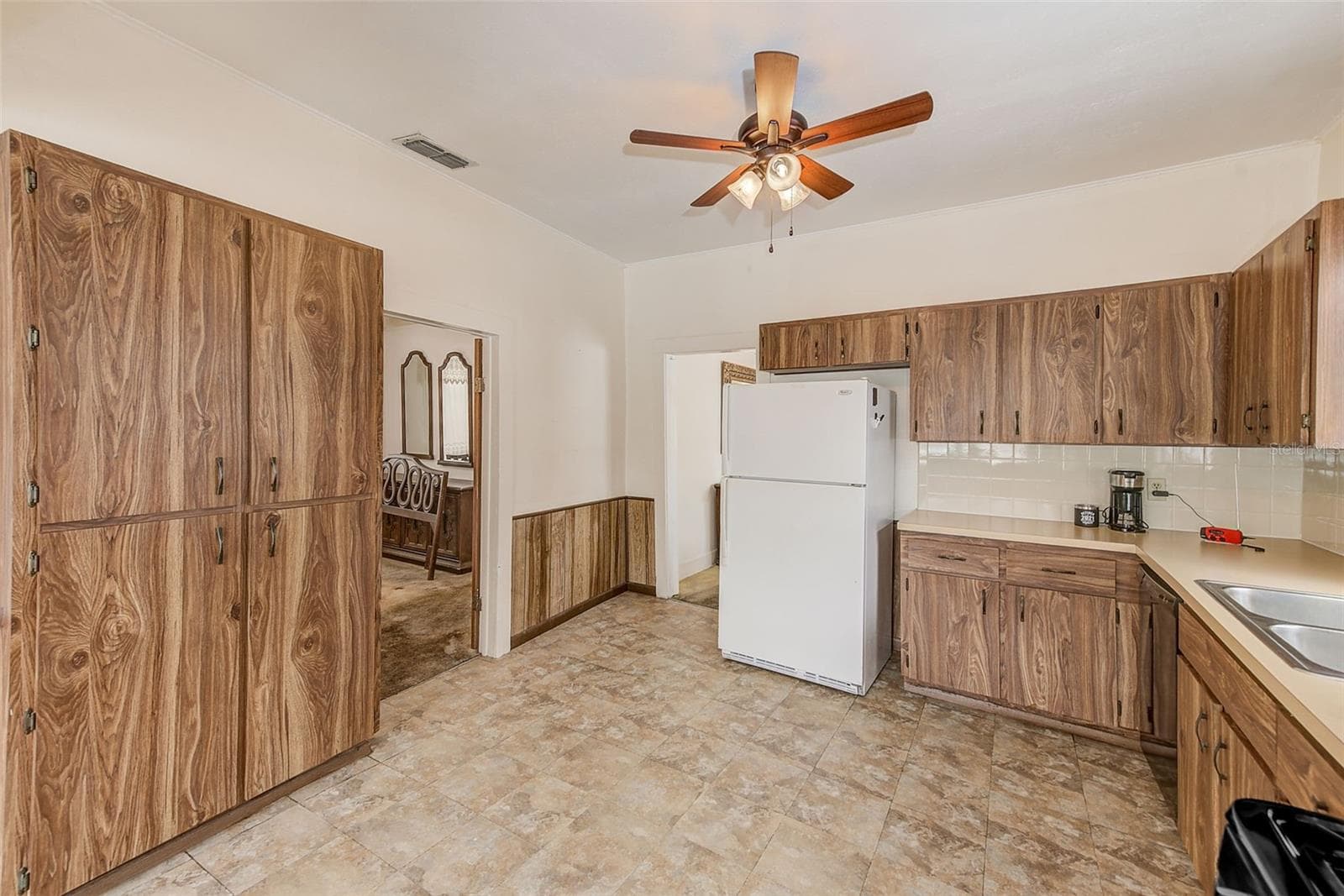 KITCHEN - 632 CROSS ST, TARPON SPRINGS