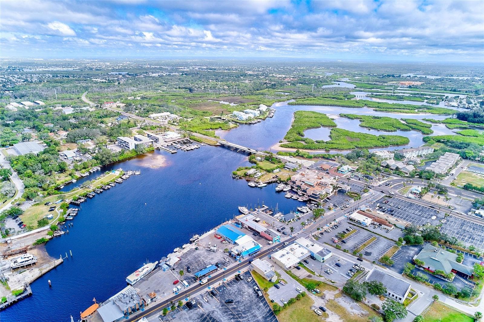 STEPS TO MAIN STREET & SPONGE DOCKS - 632 CROSS ST, TARPON SPRINGS
