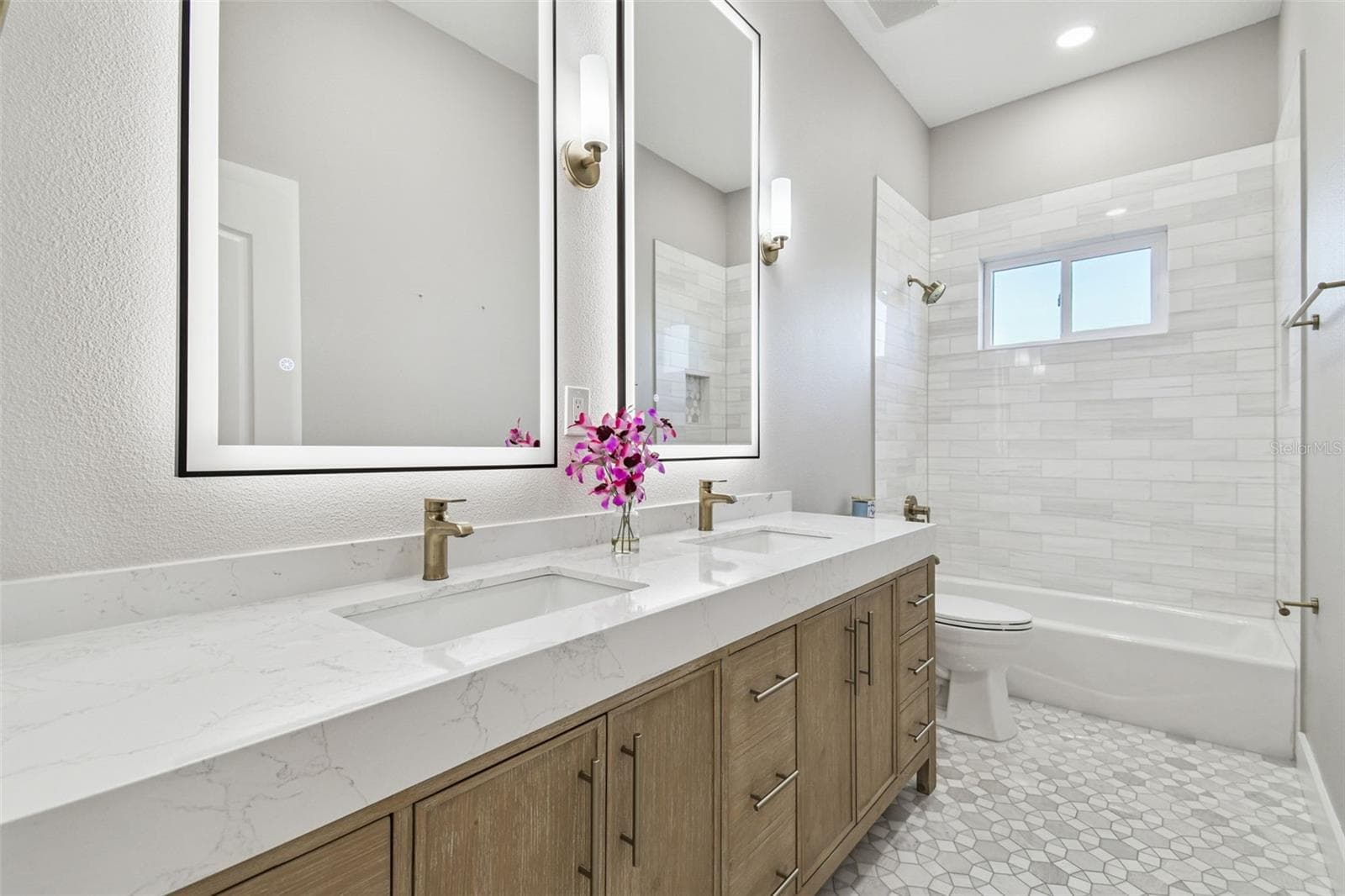Newly renovated guest bath - 15639 SETH COUNTRY LN, WIMAUMA