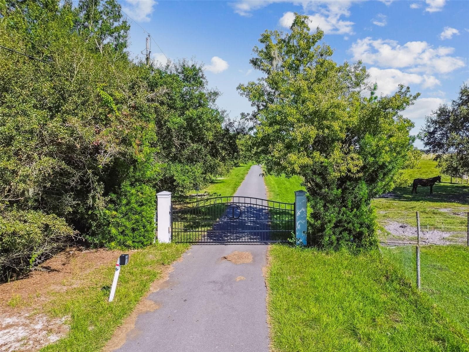 Electronic gate with separate power supply - 15639 SETH COUNTRY LN, WIMAUMA