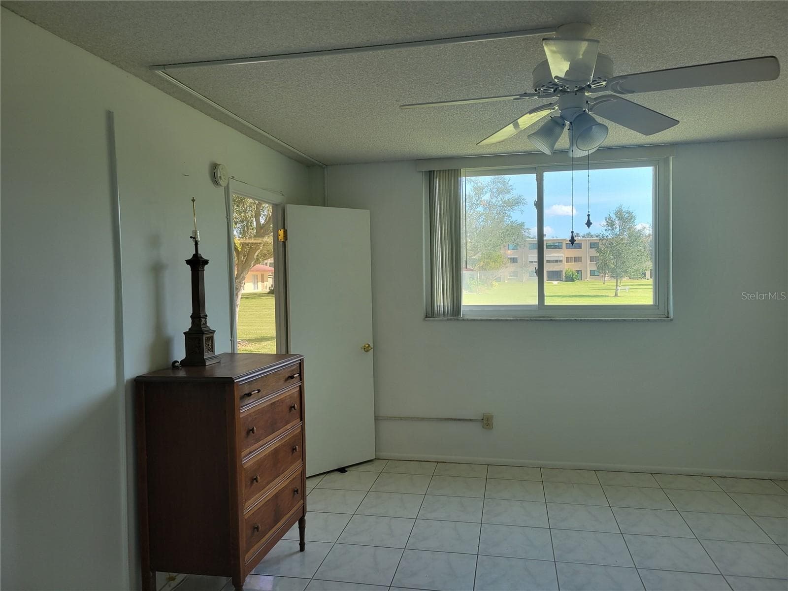 Main bedroom overlooks courtyard - 4915 BAY ST NE #122, ST PETERSBURG