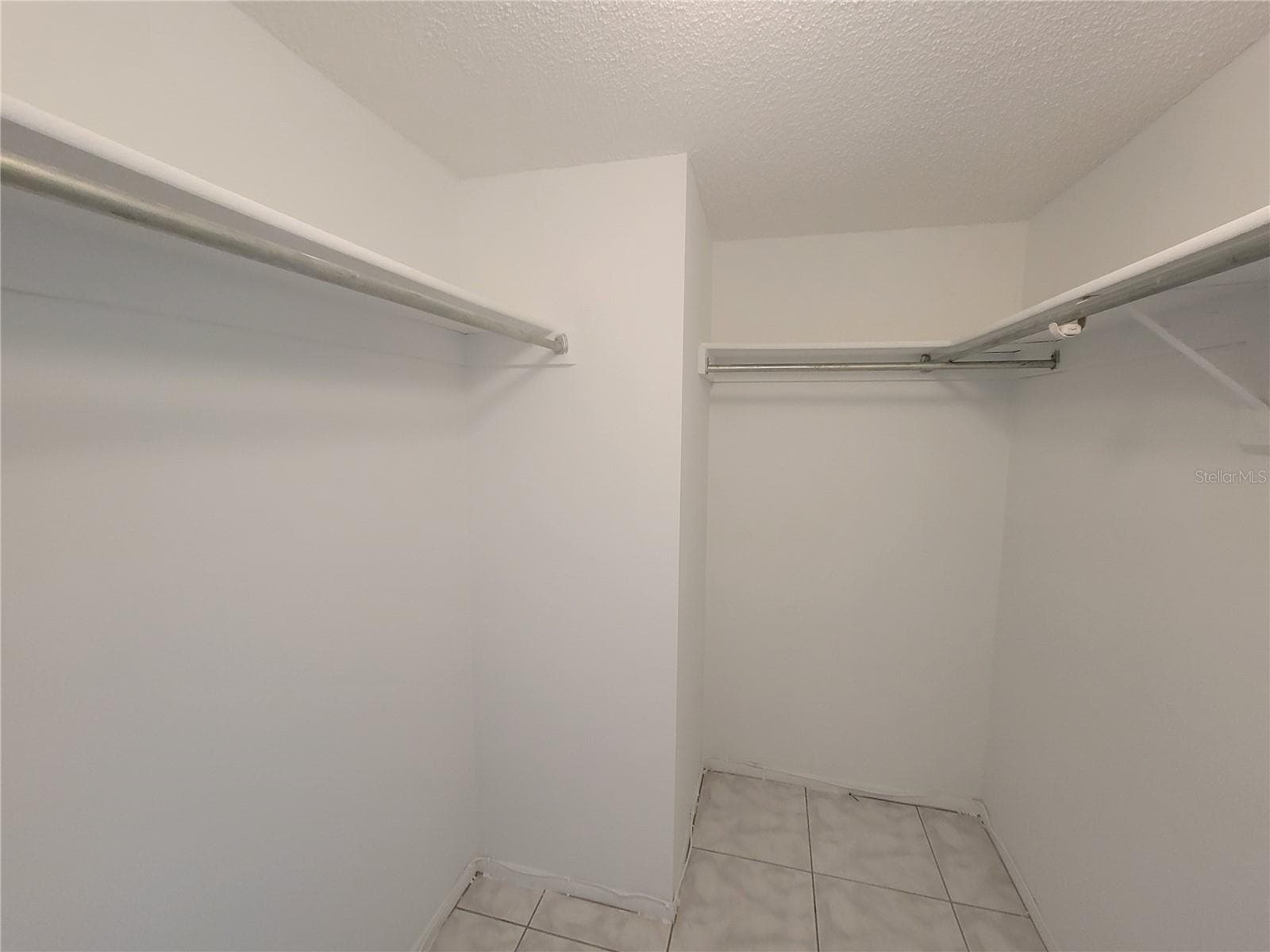 Walk-in closet - main bedroom - 4915 BAY ST NE #122, ST PETERSBURG