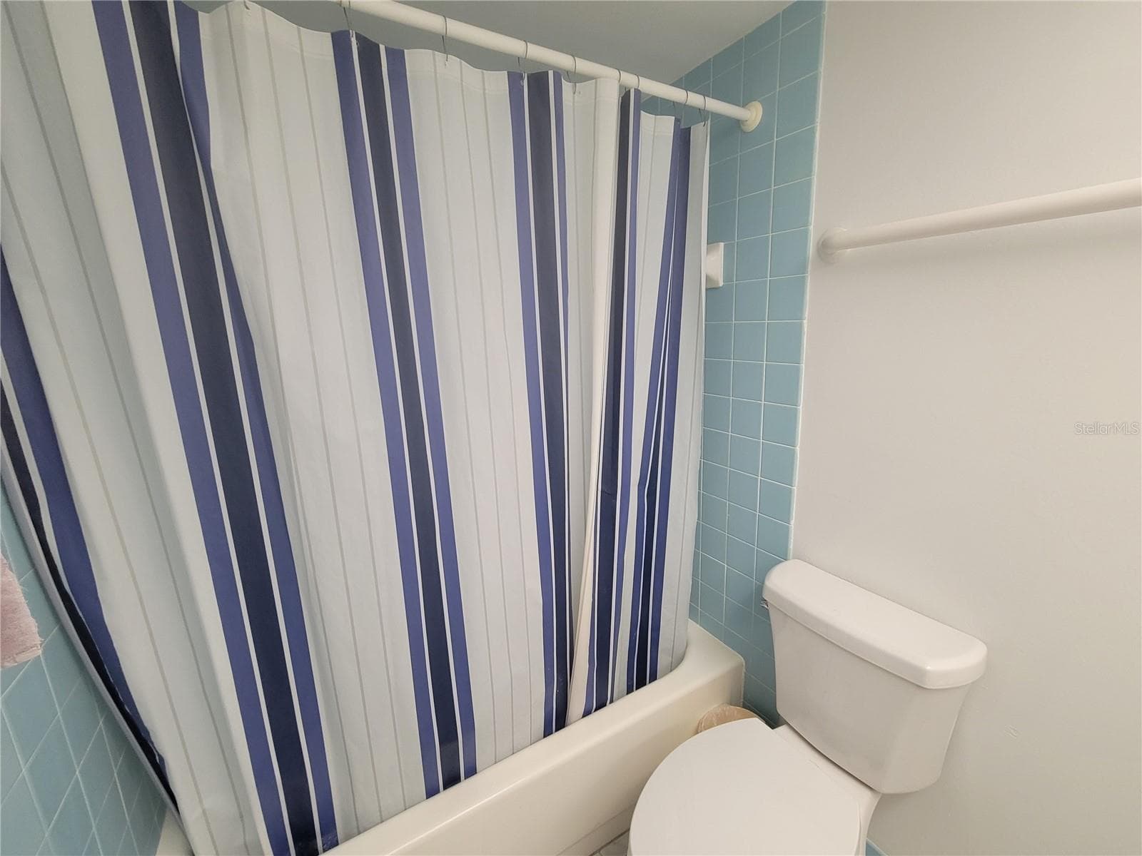 Tub/shower in main bedroom - 4915 BAY ST NE #122, ST PETERSBURG