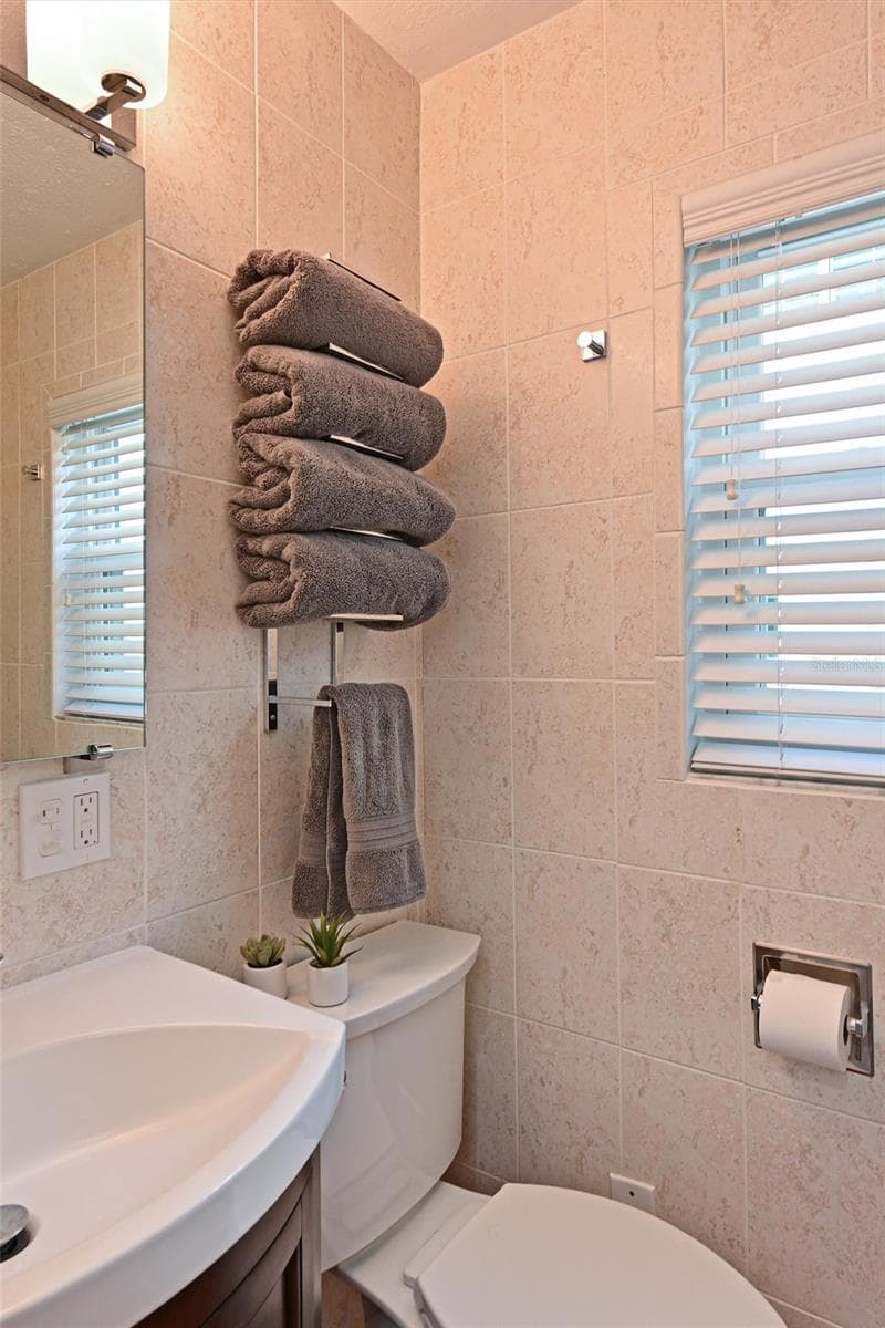 First Floor Full Bath w/Shower - 10313 WATERBIRD WAY, BRADENTON