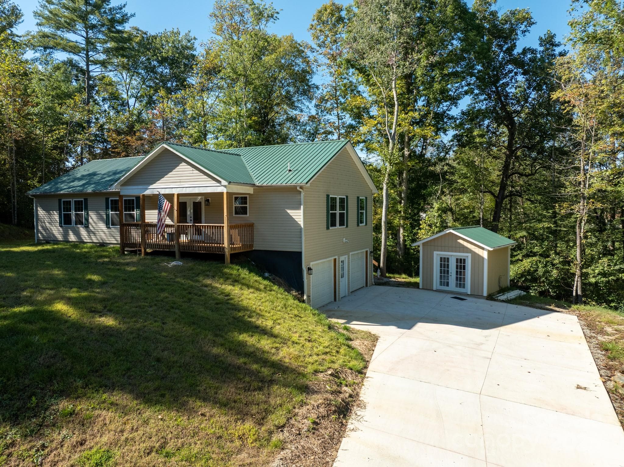 Single Family Residence at 1036 Williamsburg Drive, Lenoir, photo 2 of 34