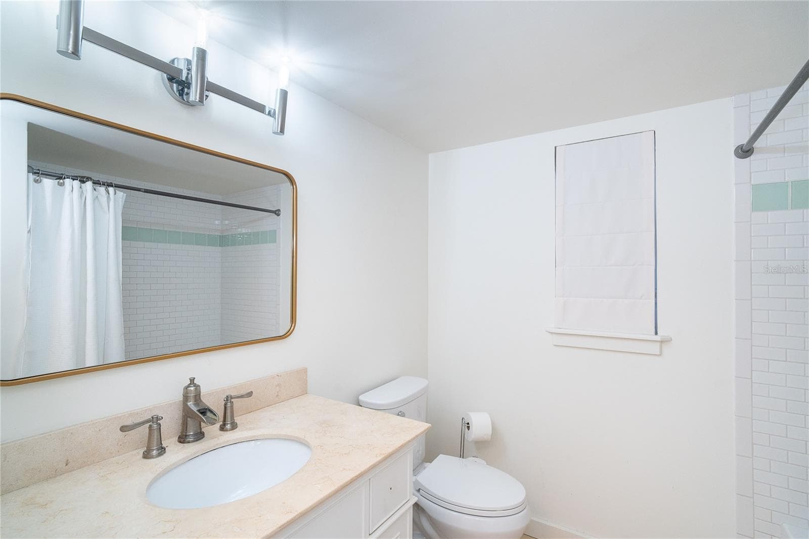 Guest Bathroom. - 260 KETTLE HARBOR DR, PLACIDA