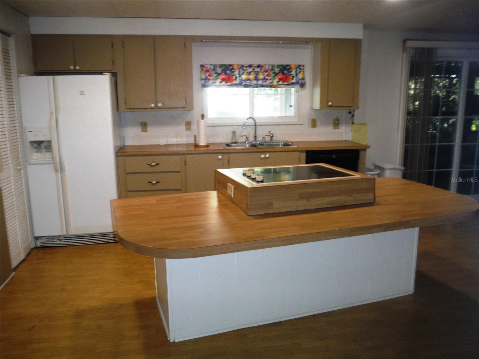 Manufactured Home at 141 FOREST LN #13, SAFETY HARBOR, photo 7 of 36