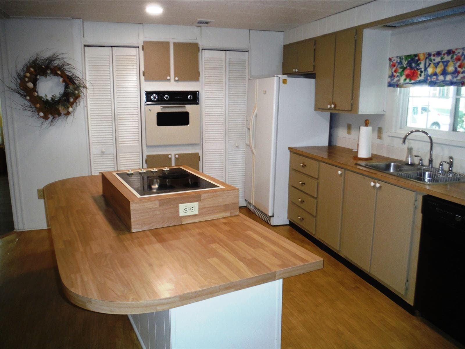 Manufactured Home at 141 FOREST LN #13, SAFETY HARBOR, photo 8 of 36