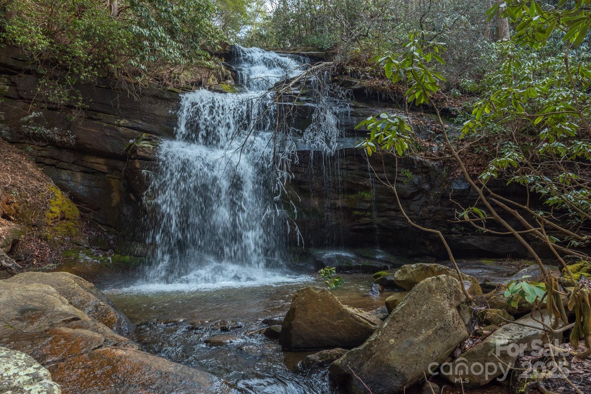 Feel the waterfall mist and relax - Old Fort