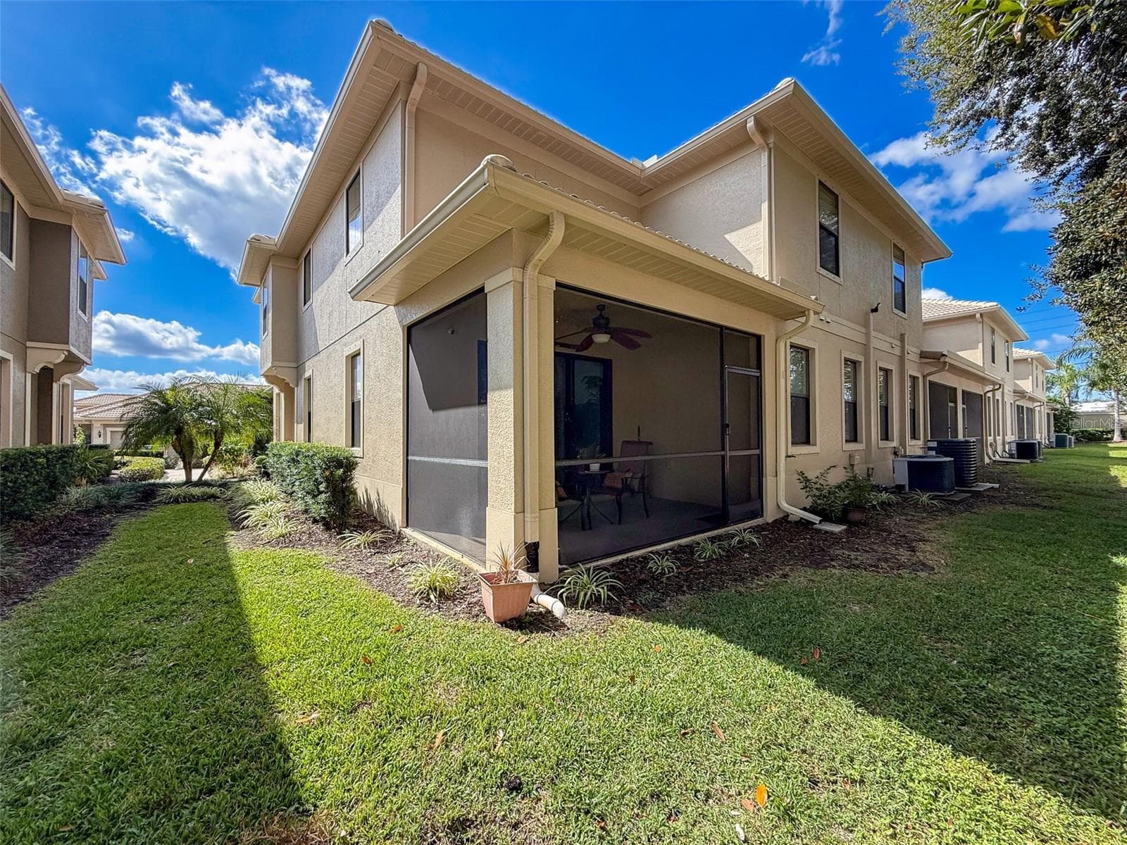 View of the back of the townhome - 2539 SILVERBACK CT, PALM HARBOR