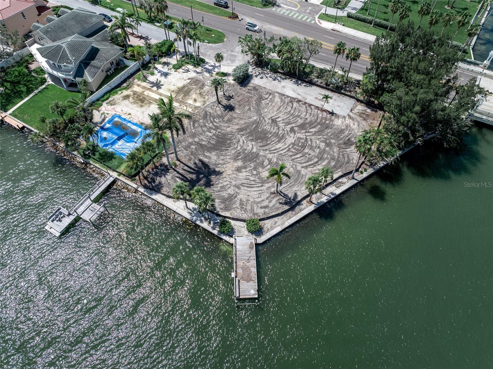 Corner water lot with North and West orientation - 1 PARADISE LN, TREASURE ISLAND
