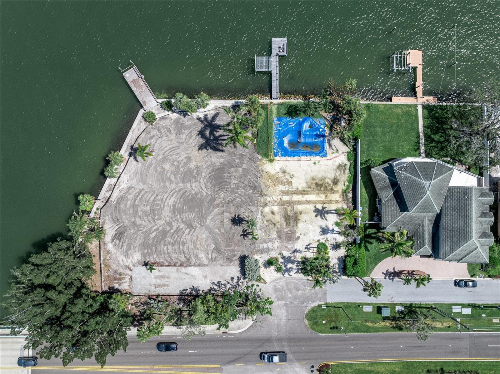 Mature trees provide privacy. - 1 PARADISE LN, TREASURE ISLAND