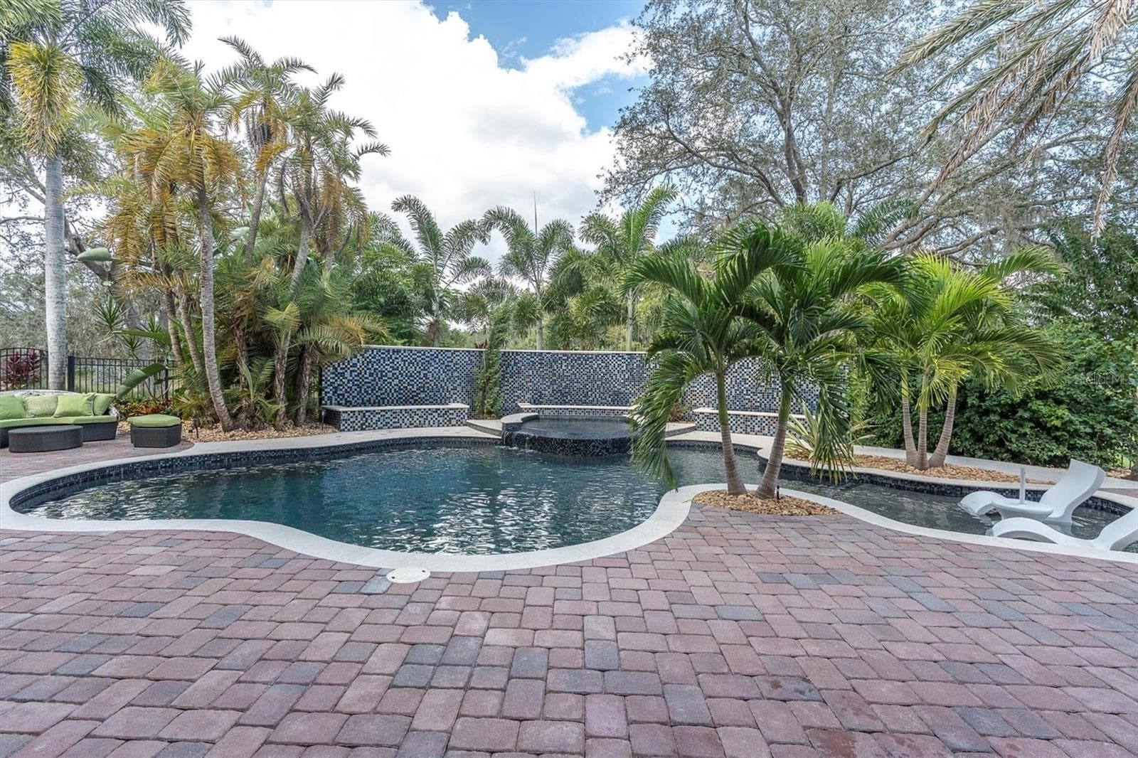 Pool with 3 waterfalls - 2861 ROEHAMPTON CLOSE, TARPON SPRINGS