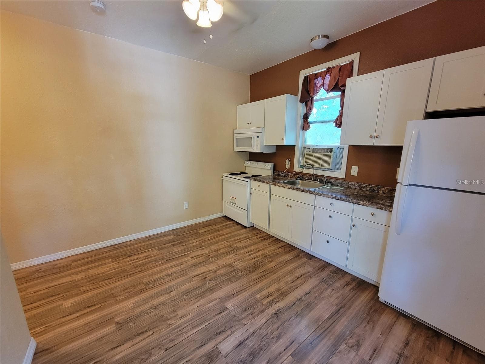 Apartment at 965 NE 2ND ST #4, OCALA, photo 2 of 4