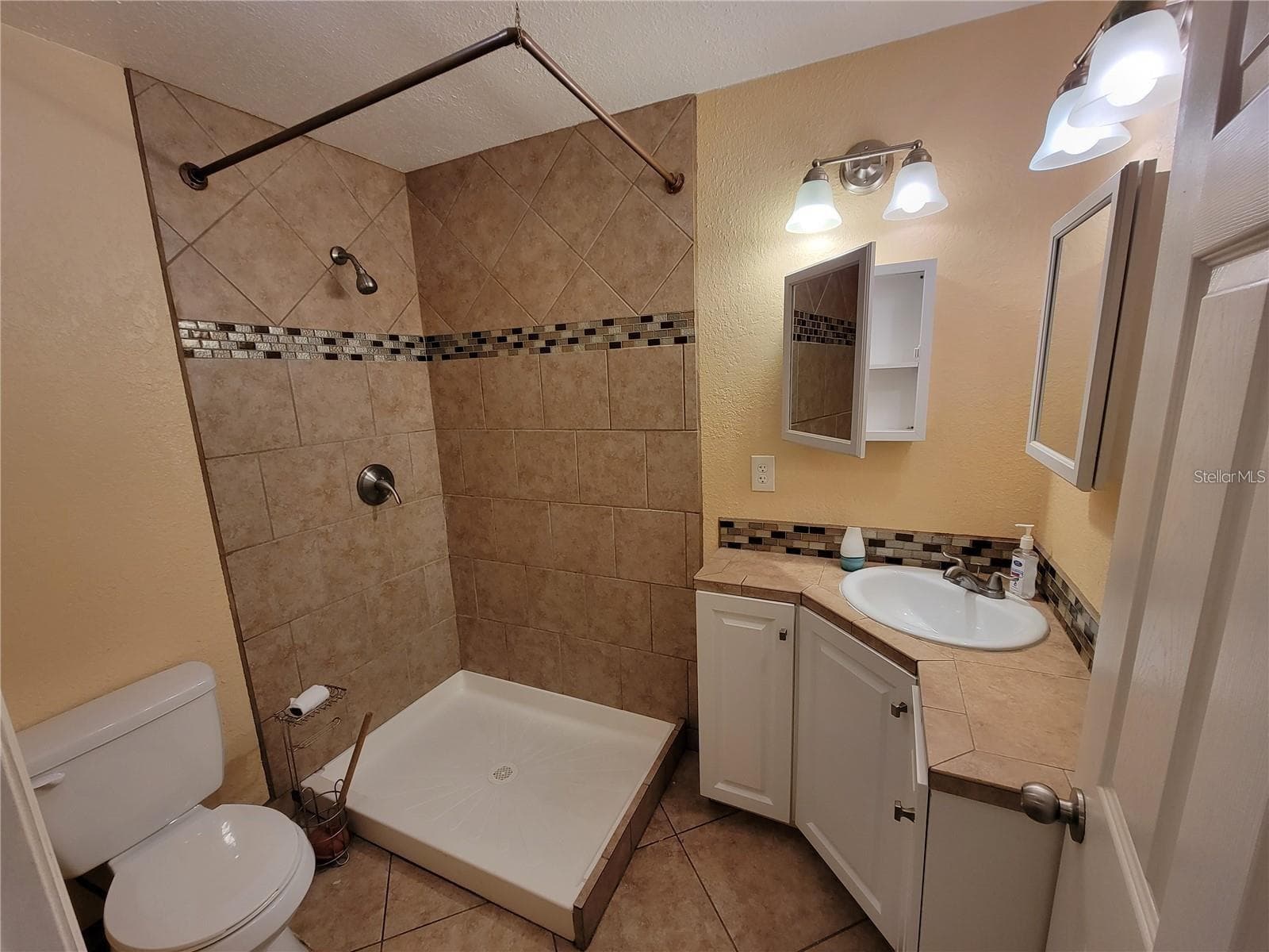 Apartment at 965 NE 2ND ST #4, OCALA, photo 4 of 4